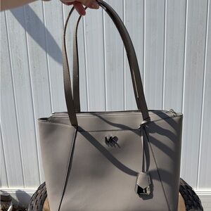 MICHAEL KORS Maddie Medium Cross Grain Leather TOTE BAG Gray tone 30S8SN2T2L